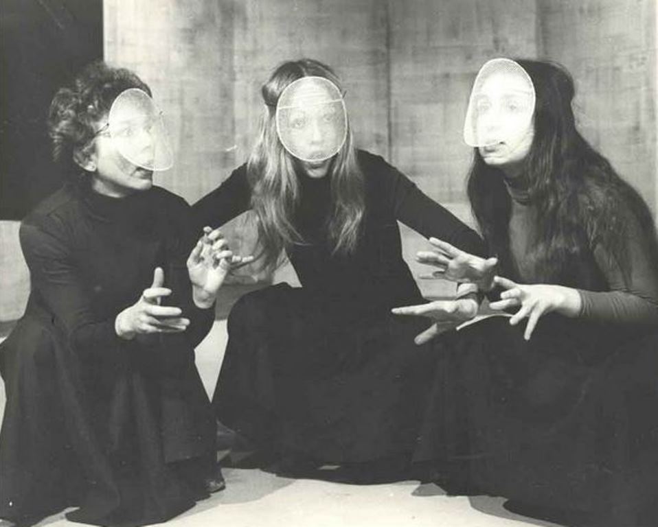 madivinecomedie:  The weird sisters played by Susie Jenkinson, Philippa Gail and