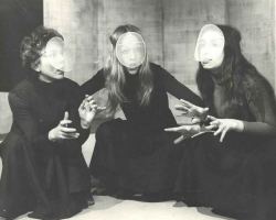 madivinecomedie:  The weird sisters played