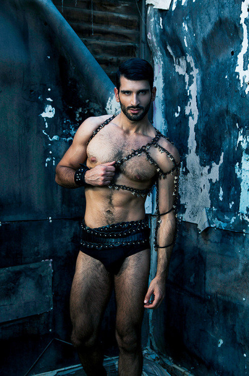 todohombres:  Mixalis Kampourakis Este hombre me tiene enamorado! Está buenísimo! 