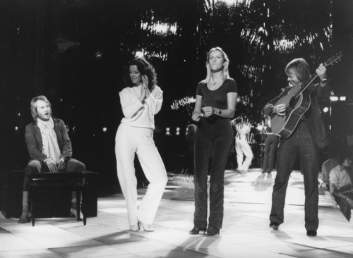 ABBA rehearsing without a piano for Benny (Paris, 1978)