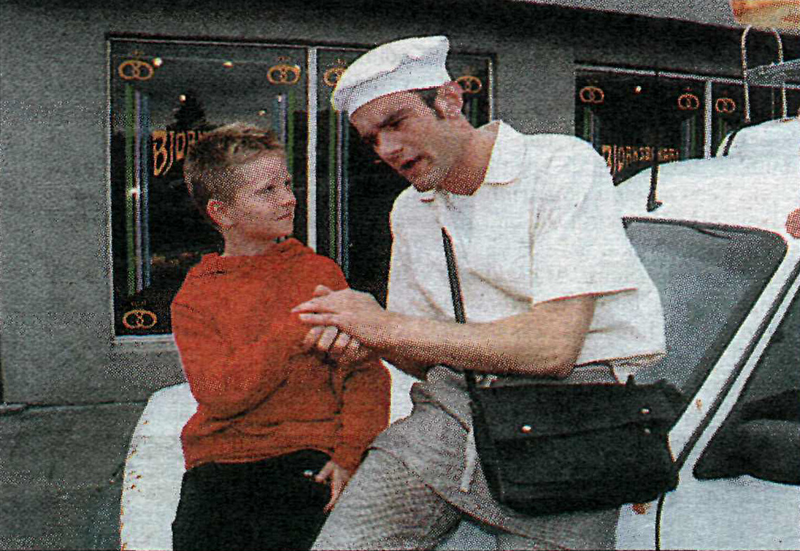 Stefán Karl as Jónas the delivery man with Beggi the little boy.