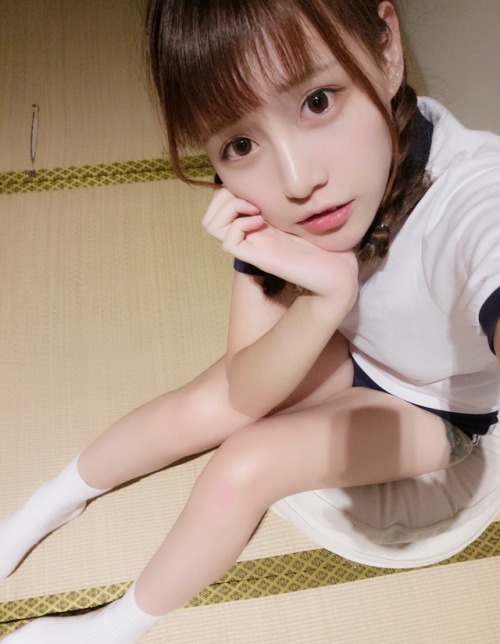limumu991117: 好多小哥哥私信我问我是哪里的，统一回复下木木在深圳福田  大尺度写真套图视频。会员制享受福利的喔 喜欢木木的小哥哥记得支持咩 木木会在转发此条汤的宝宝门抽取一位免费享受至尊