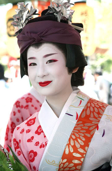 thekimonogallery:Miharu, the lowest ranking maiko in Higashi. Whatever she may lack in experience or