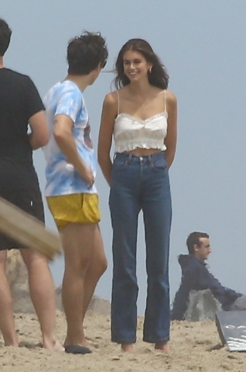 hsdscandids:Harry with Kaia at the beach in Malibu - May 20