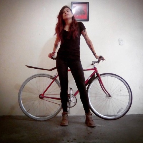 fixiegirls:@taly_california #fixiegirl #fixedgear #piñonfijo