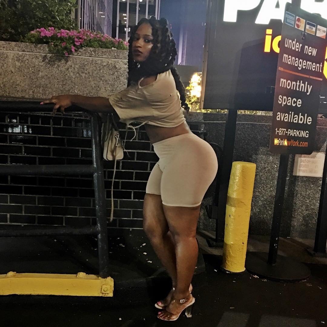 bigbuttsthickhipsnthighs:  Gud gawd  DAMNN!