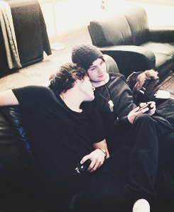 dailyonedirection:  1D + 5SOS 