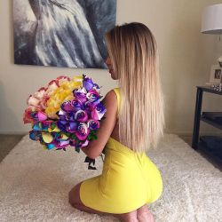 I love unique and one of kind things. Secret admirer very impressive and creative.  Thank you🙏🏼 #rainbowroses &ldquo;Gracias por las hermosa rosas de colores wue feliz!! @playmateolgaloera #rainbowroses #sunchineroses #frommiami #olgaloerafans #gracias