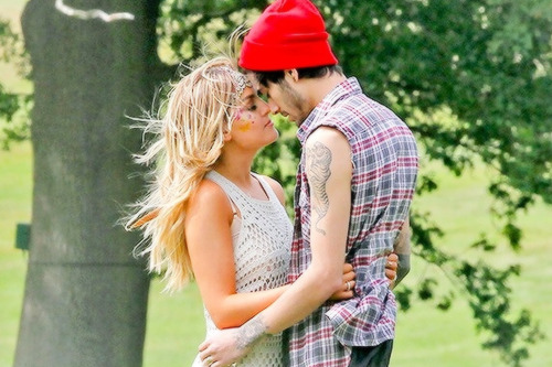 harrystylesdaily:  Zayn and Perrie sharing a loving embrace at her birthday funfair