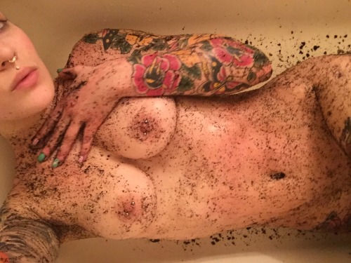 abchannahxyz:  Olive oil & coffee ground scrubs do the body good. My skin feels like butter 💖 