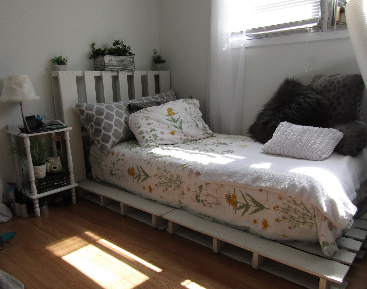 Tumblr Bedrooms — hello-lunaa: New pallet bed 💖🌹🌹