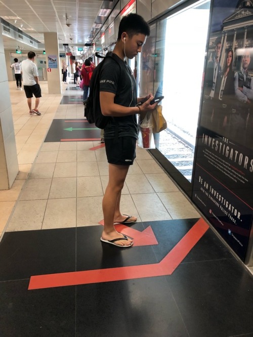 uniboysg: Cute lean boy spotted buying his Macs.