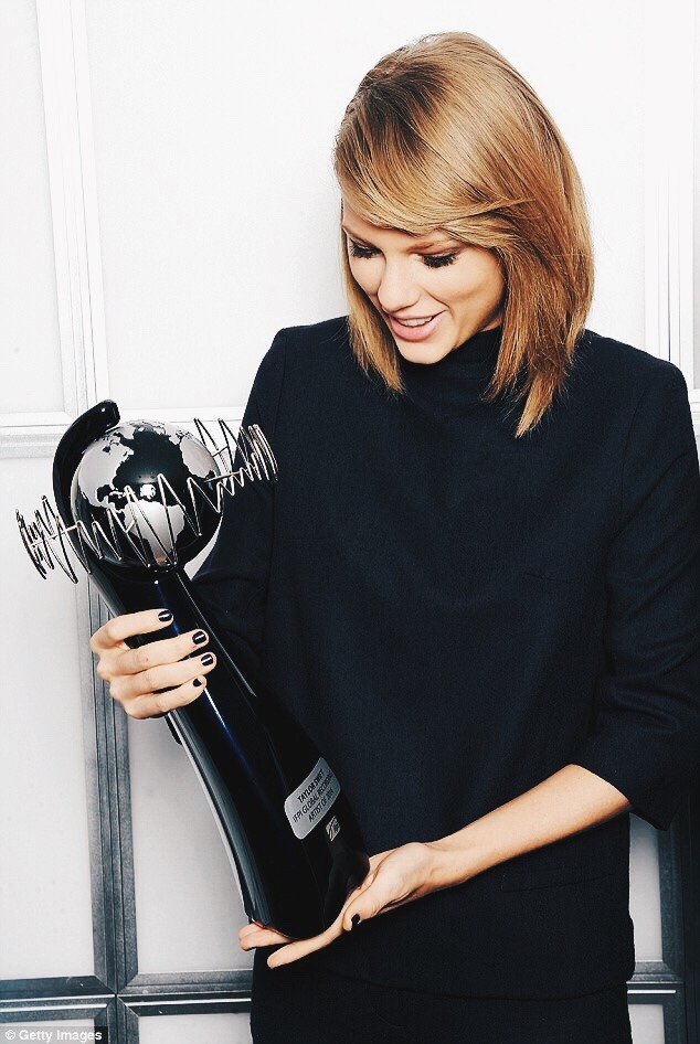 madesmecrazy: [Taylor Swift] received the prestigious award honouring her as the