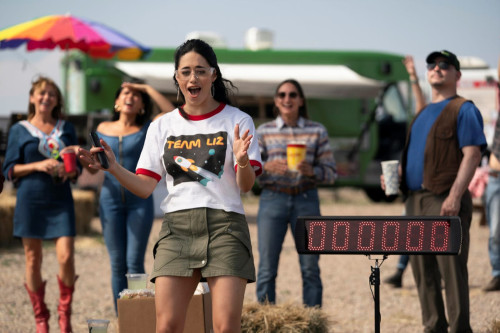 With the threat of Jones behind them, in a peaceful Roswell we find Liz (Jeanine Mason) is busy teac