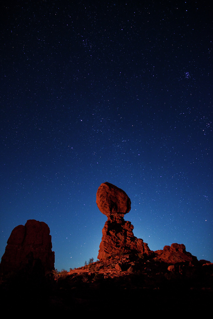 llbwwb:   Moonglow behind Balanced Rock (by IronRodArt - Royce Bair (“Star Shooter”))