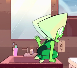 gemfused:  peridot discovers a mirror   I