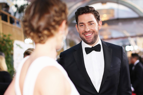 didtheybreakyourheart:theonlywayisellie:sorry-no-more-no-less:The way Emily Blunt and John Krasinski