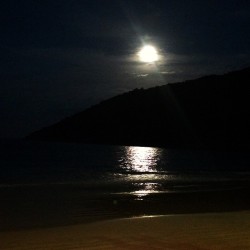 aosvivos:  Lua no Rio de Janeiro #moon #lua #ceu #sky #night #noite #riodejaneiro #rj #arraialdocabo (em Praia da Prainha - Arraial do Cabo)