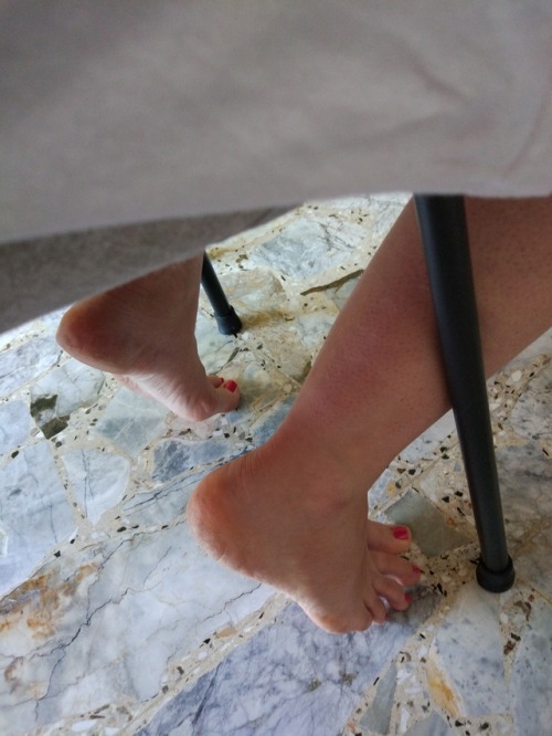 Snif snif, my dirty feet under the chair
