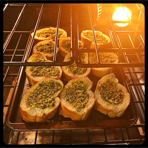 garlic bread with Karin’s secret recipe&hellip;#PetersInn (at San Diego, California) https://www.ins