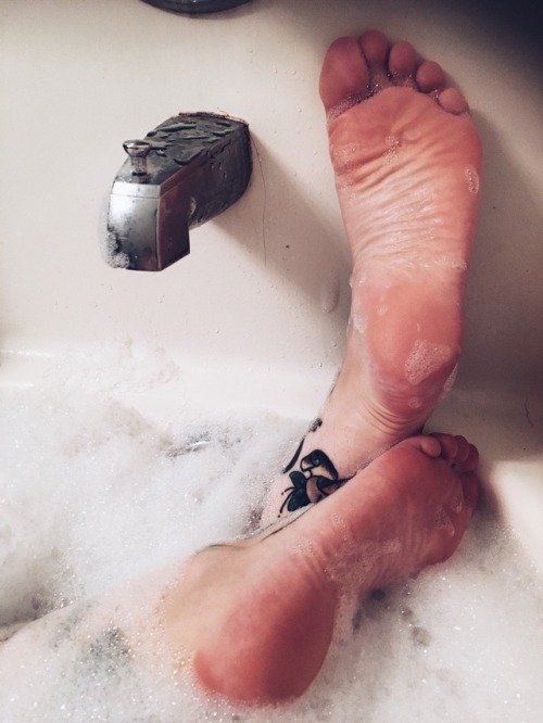 cutetattooedfeet:  Can I live in the bath tub?