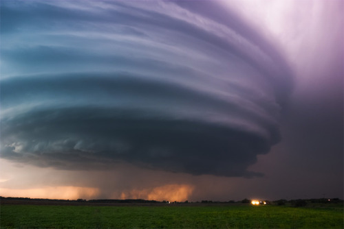 identifyassexy:  opticallyaroused:Severe Skies: The Photography of Storm Chaser Mike Hollingshead   dang