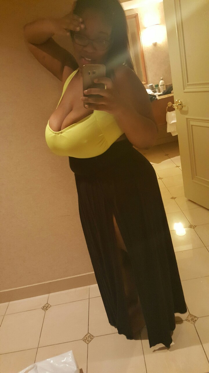 mrsmashadams:  missbuttercupifurnasty:  Pool bound  👀