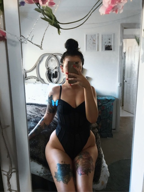 gothbreadwhore:  I feel lonely and have a tummy ache