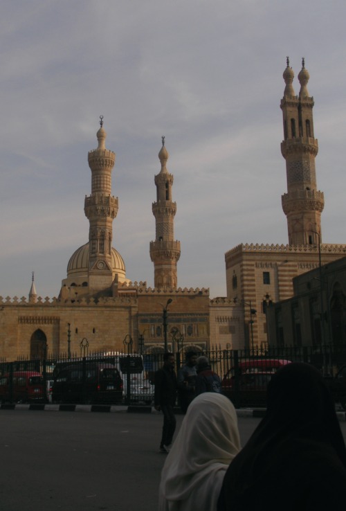 cats-of-cairo:Two women facing the famous al-Azhar Mosque, the oldest mosque of Cairo and the chief 