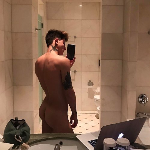 babiboi07:  http://babiboi07.tumblr.com
