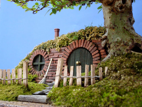 zoomine:Reinterpretation of Tolkien’s Fantastic Hobbit Home:Chris Guise’s Bonsai Artwork
