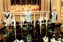 baeqn:  exo’s gorgeous stage at inkigayo (the ice sculpture omfg) 