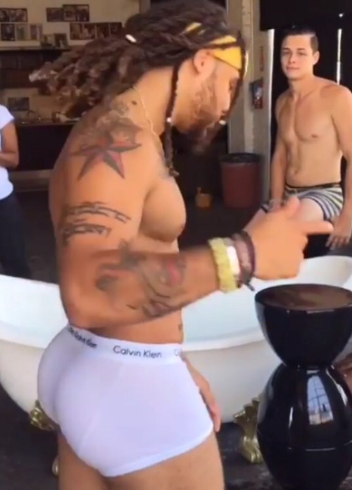 theslayprint:  freshesthe:  Sit on my face 😋   I can’t breathe…