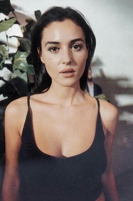 projecteur: Monica Bellucci on set of Vita Coi Figli, 1990