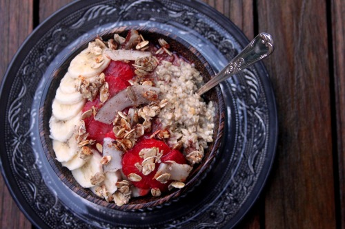 vanilla oatmeal topped with banana and strawberry slices and coconut granola. pure bliss <3