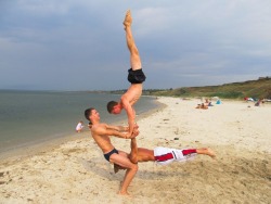 properfaggot:  Fuck yeah. Beach acrobatics. 