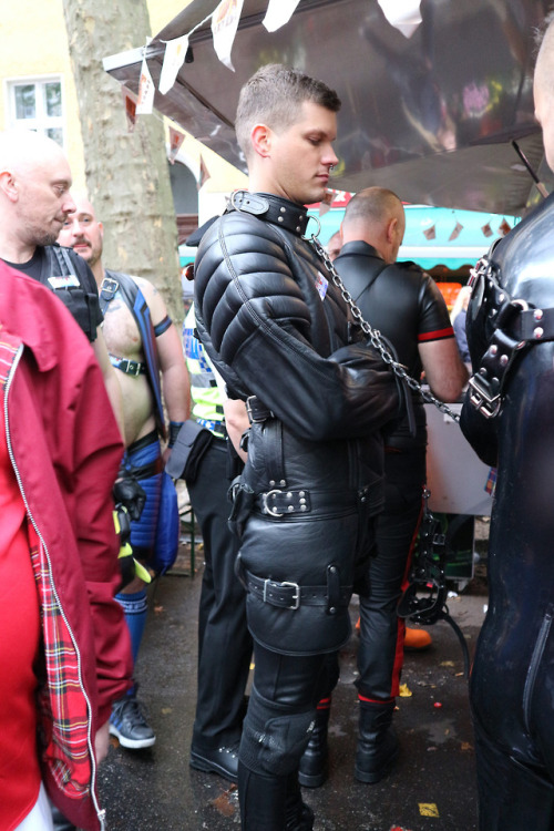 leathersub01: He really doesn’t know how lucky he is.