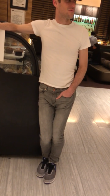 somewetguy:Casual piss in a hotel lobby sexiest