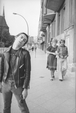 werkaetzchen:  icky-pop:  Iggy Pop  in Berlin, 70ies 