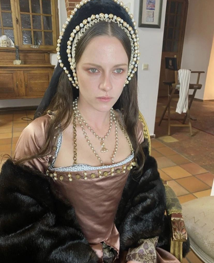 filmforwomen:Obsessed w this pic of k stewart as anne boleyn