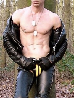 punkerskinhead:muscled body and sexy leather