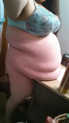 obesegoddess:  Belly on things