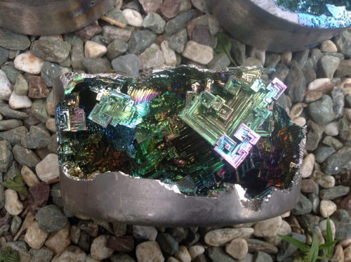 spiritofsalem:  themineralogist:  Making bismuth (by R. Tanaka)  I WANT TO