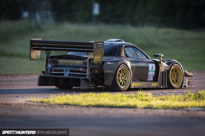 smoketrail:  Awesome track spec FD RX-7