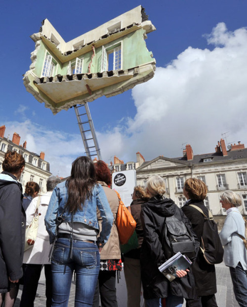 unicorn-meat-is-too-mainstream:  A BIZARRE FLOATING ROOM IN FRANCE 