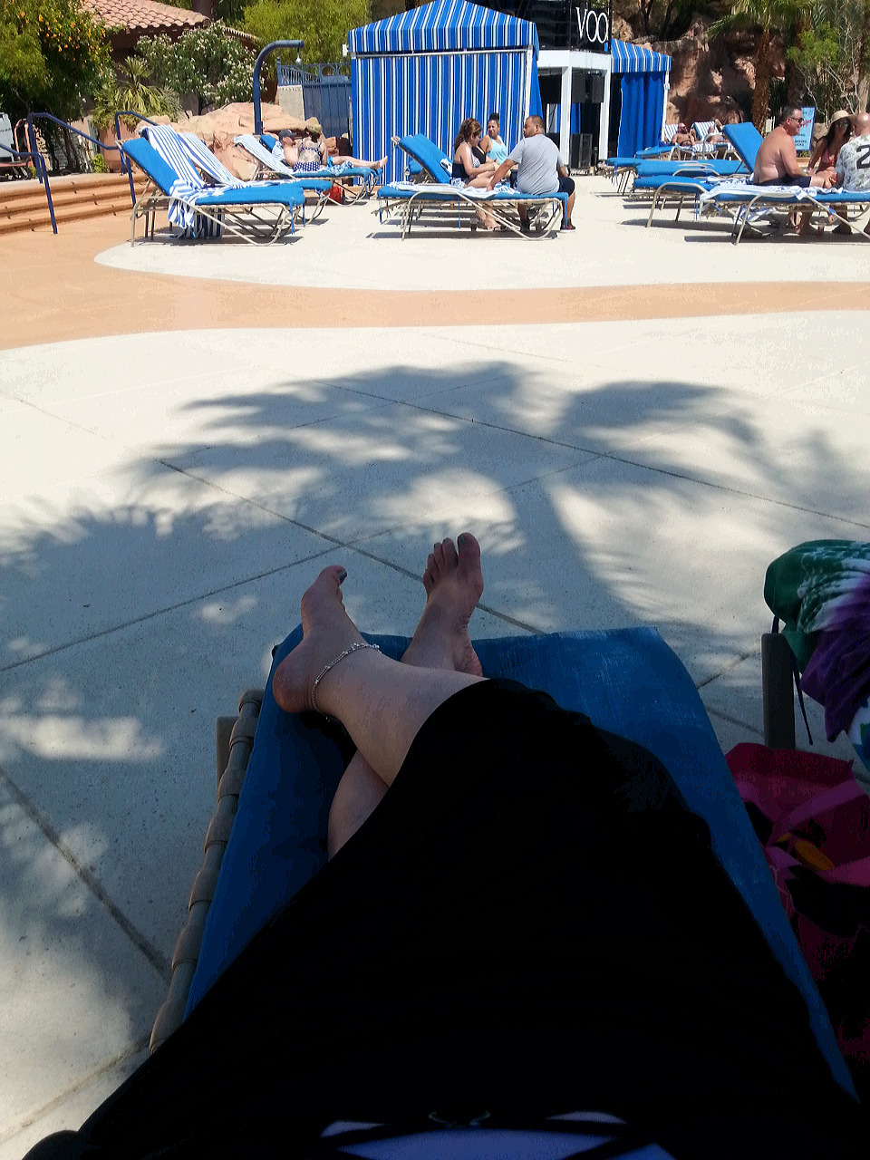 sk-rage:  pixie-bitch75:  Vegas Baby… chillin at the pool, drinks n’ a live DJ