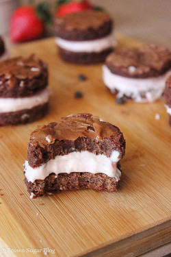 cake-stuff:  brownie whoopie pies with strawberry