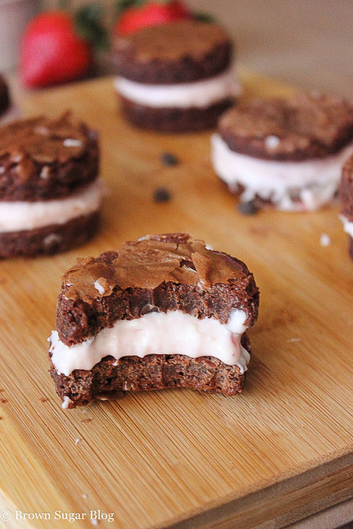 Porn Pics cake-stuff:  brownie whoopie pies with strawberry