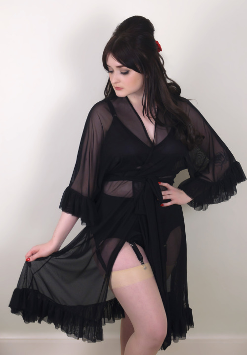 myretrocloset:    The ‘Veronica’ Robe – Handmade in the UK by the one and only lady behind My Retro Closet. The ‘Veronica’ robe is as seductive and glamorous as her namesake - Veronica Lake. This sheer, knee length robe, made from a fine light-weight