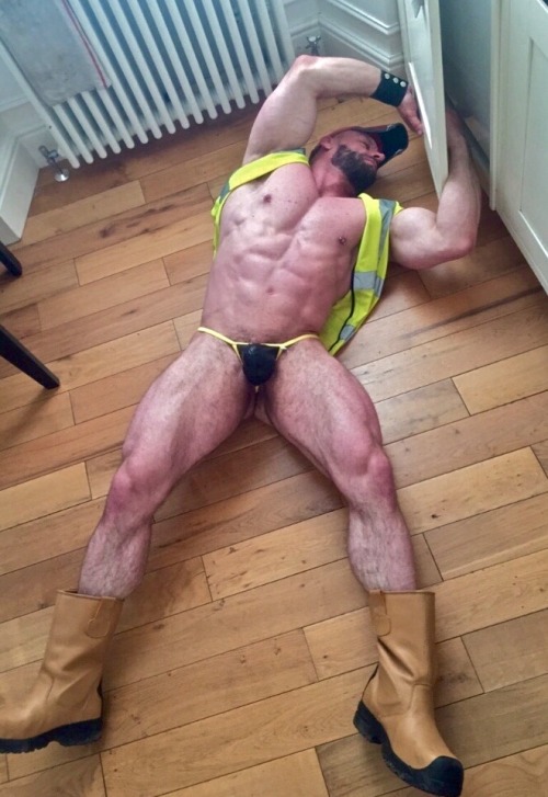 Porn muscledjock:  He arrived to fix something photos